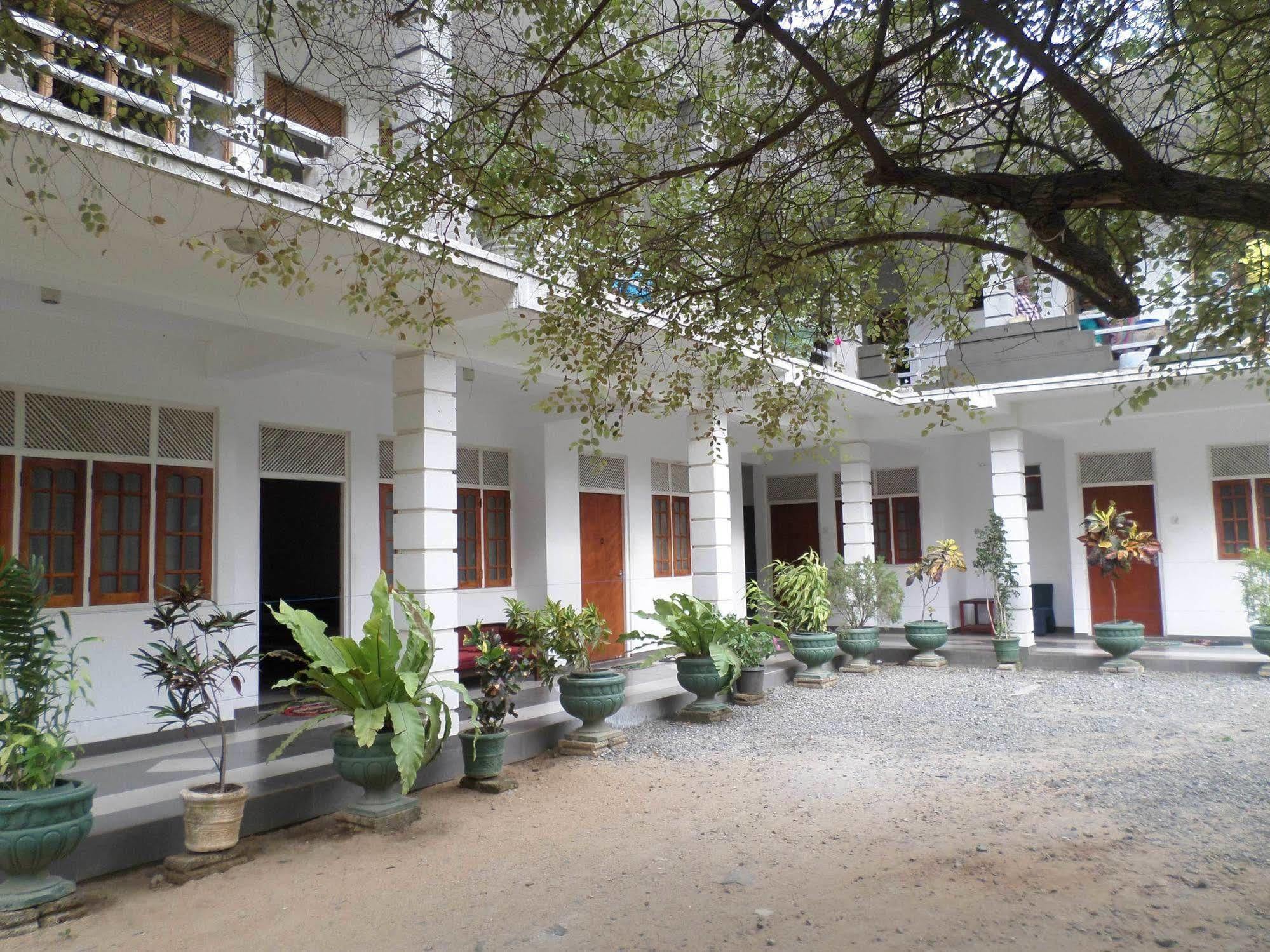 Hotel Senora Kataragama Exteriör bild